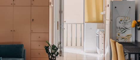 Executive Studio, Balcony, Mountain View | Living room | Flat-screen TV