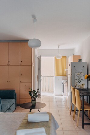 Executive Studio, Balcony, Mountain View | Living room