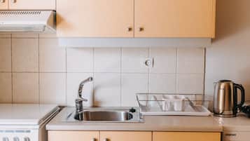Refrigerador con freezer, microondas, horno, placa de cocina