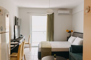 Executive Studio, Balcony, Mountain View | Individually decorated, individually furnished, iron/ironing board