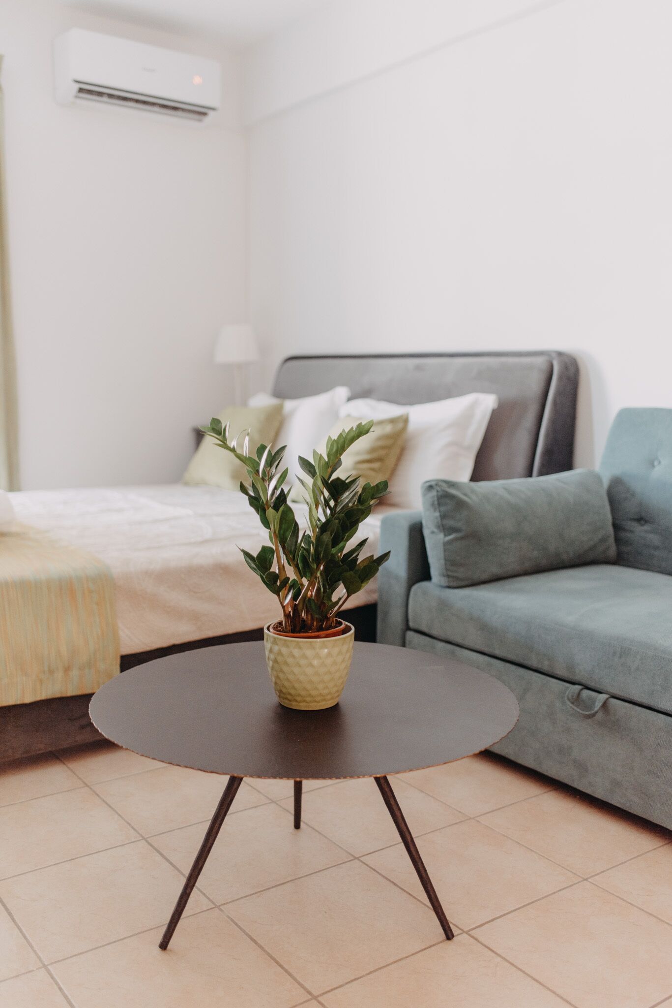 Executive studio, balkon, uitzicht op bergen | Woonkamer | Een flatscreentelevisie