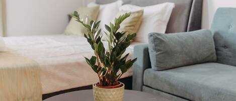 Executive studio, balkon, uitzicht op bergen | Woonkamer | Een flatscreentelevisie