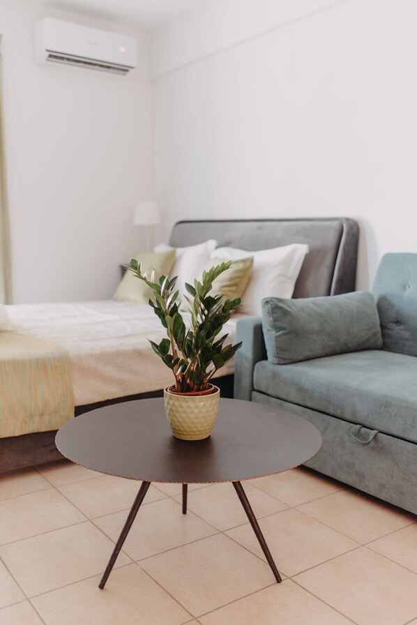 Executive Studio, Balcony, Mountain View | Living room | Flat-screen TV