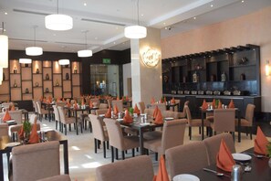 2 ravintolaa, intialainen keittiö