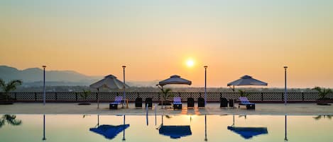 Una piscina techada, una piscina al aire libre