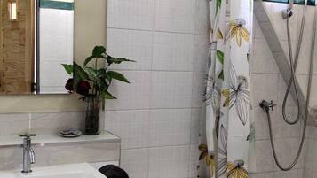 Shower, rainfall showerhead, free toiletries, hair dryer