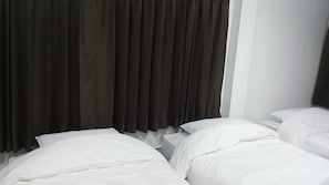 Quarto triplo luxo, para não fumantes, vista para o jardim | Roupas de cama premium, cortinas blackout, Wi-Fi de cortesia