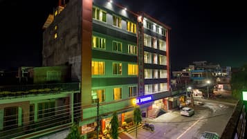 Depan hartanah - siang/malam