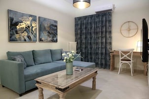 Apartamento luxo, 2 quartos, sacada, vista para a cidade | Sala de estar | TV de tela plana