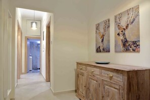 Deluxe-lejlighed - 2 soveværelser - balkon - byudsigt | Opholdsområde | Fladskærms-tv