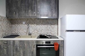 Appartement Deluxe, 2 chambres, balcon, vue ville | Cuisine privée | Grand réfrigérateur, four, plaque de cuisson, cafetière/bouilloire
