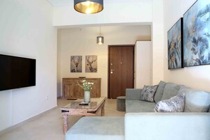 Apartamento luxo, 2 quartos, sacada, vista para a cidade | Sala de estar | TV de tela plana