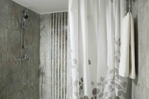 Apartamento luxo, 2 quartos, sacada, vista para a cidade | Chuveiro