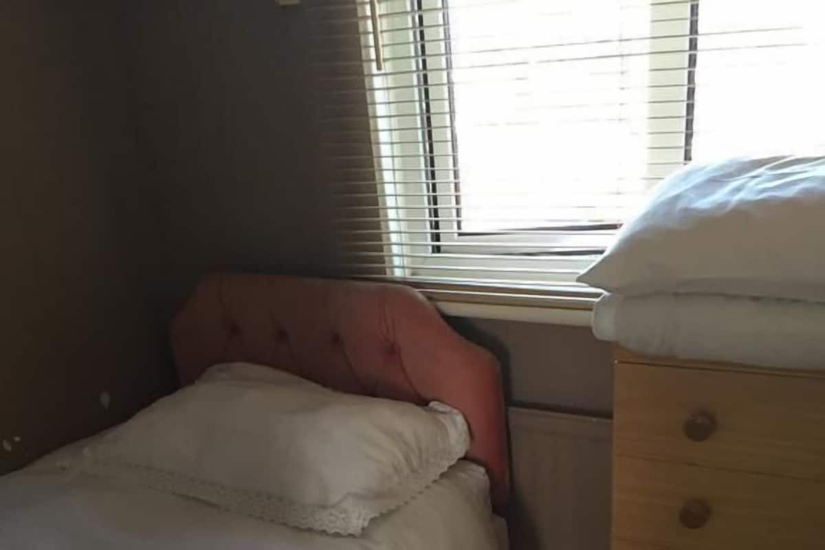 Single Room | Free WiFi, bed sheets