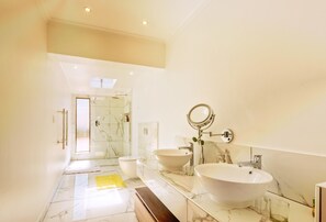 Family Apartment | Bathroom | Shower, towels, soap, toilet paper - Saxenburg Wine Farm (Cape Town)