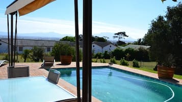 Piscine extérieure (ouverte en saison), chaises longues