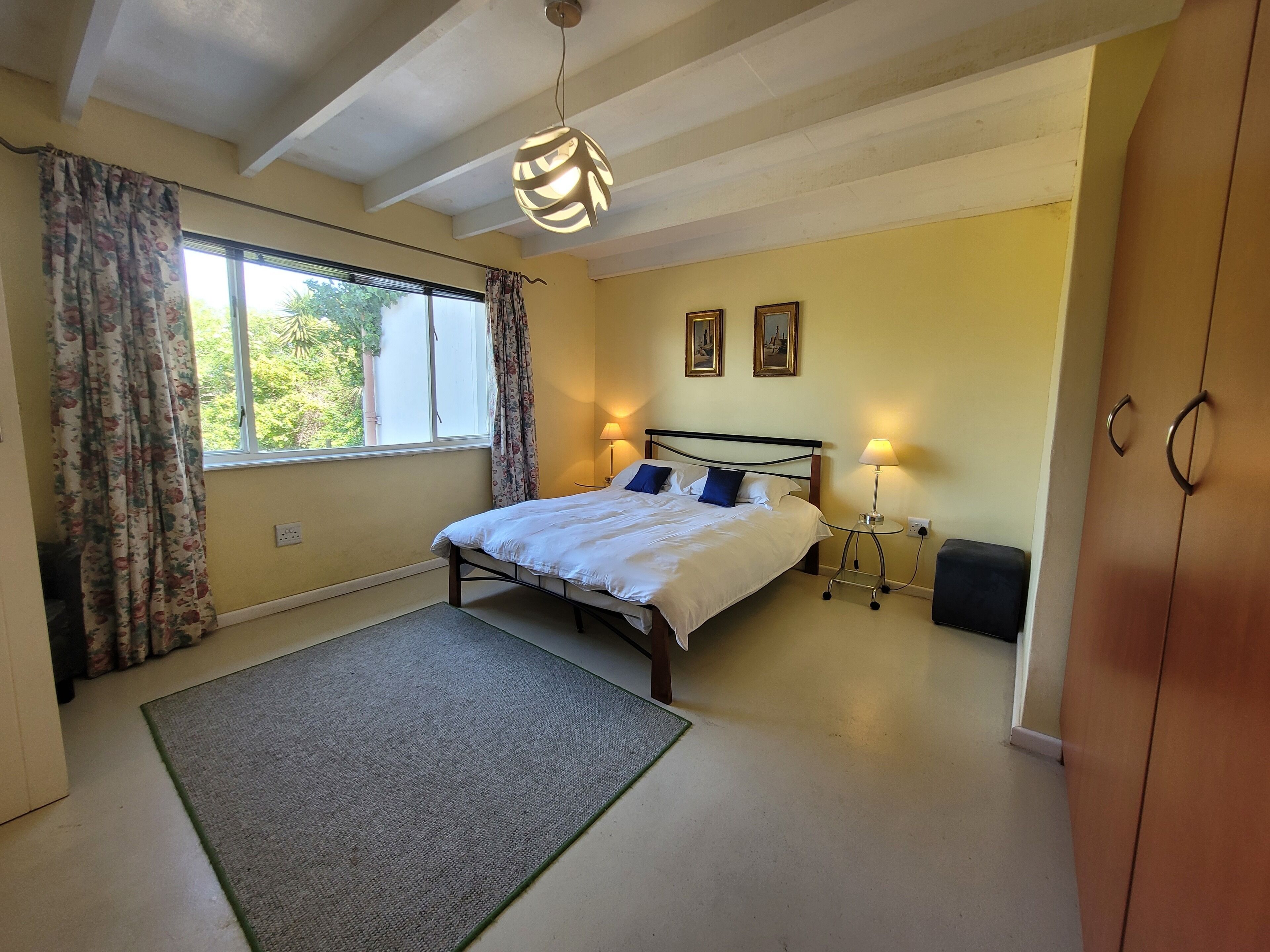 In-room safe, free WiFi, bed sheets