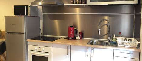 Refrigerador, microondas, horno, placa de cocina