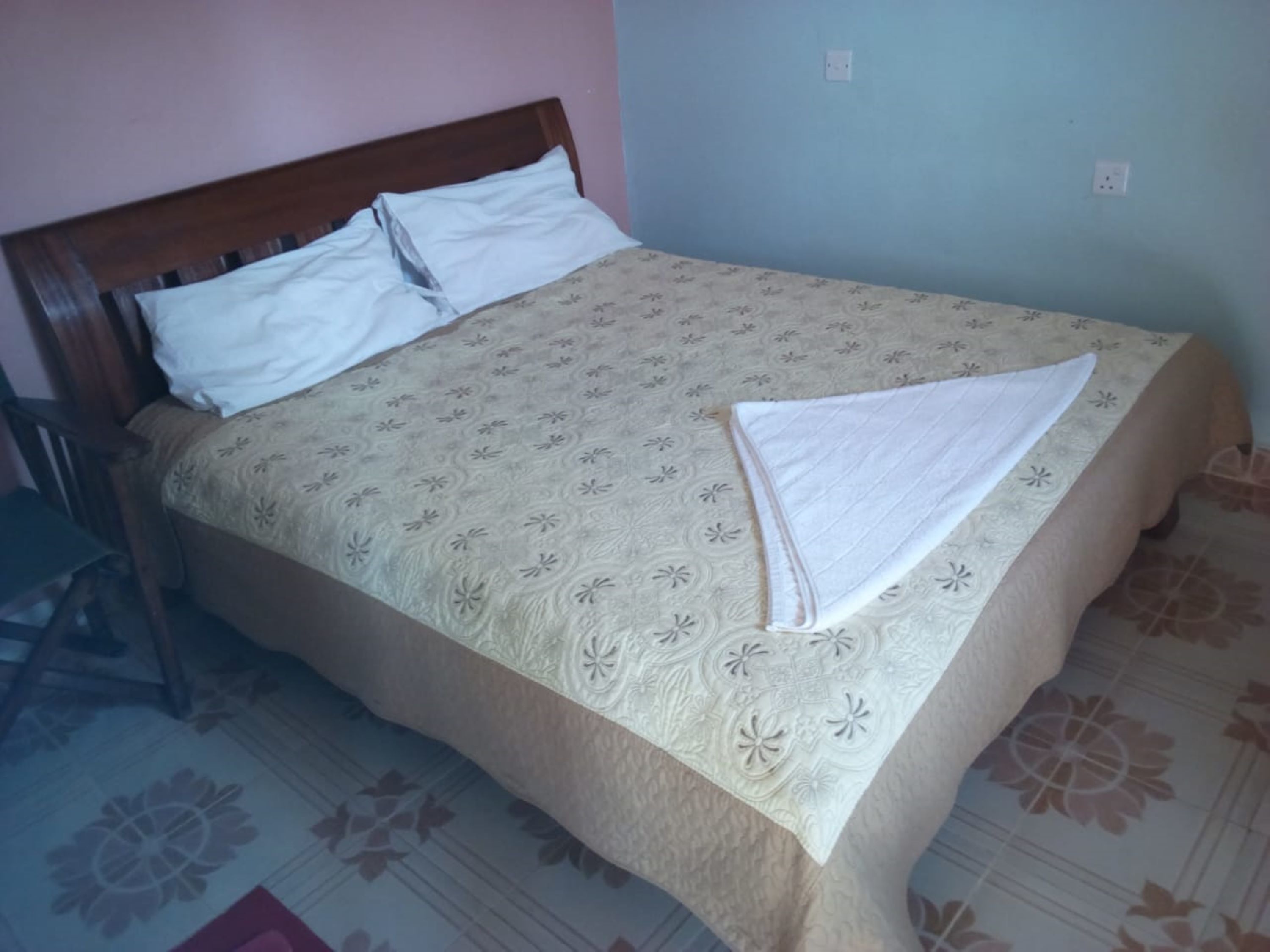 Bureau, Wi-Fi gratuit, draps fournis