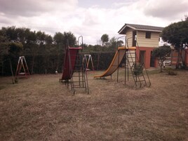 Zona de juegos infantil al aire libre