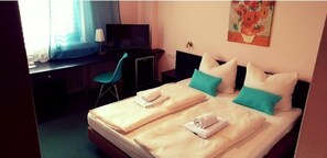 办公桌、免费 WiFi、床单