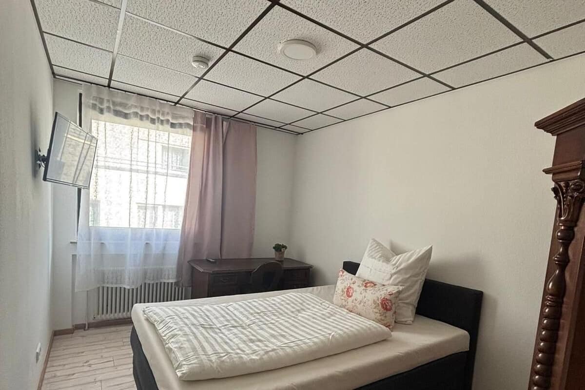 舒适双人房 | 办公桌、免费 WiFi、床单