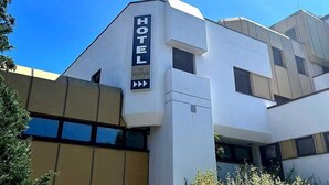 A modern hotel building with a prominent sign reading "HOTEL VI VINTAGE". - Hotel Vi Vintage (Stuttgart)