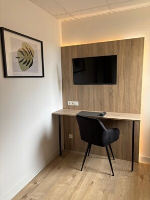 書桌、免費 Wi-Fi、床單