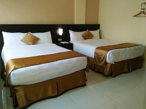 Habitación superior, 2 camas dobles | Wifi gratis y ropa de cama