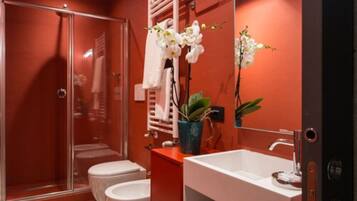 Suite | Badezimmer | Dusche, Regendusche, Designer-Toilettenartikel, Haartrockner