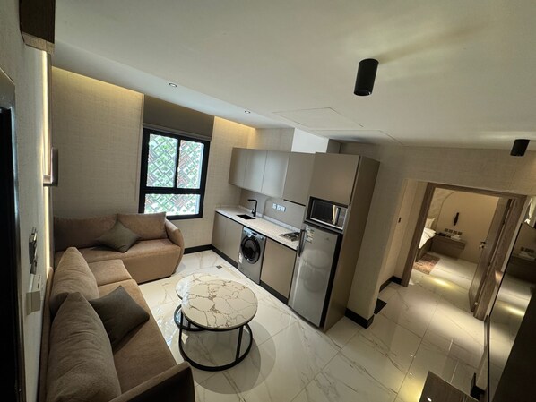 Executive Suite, 1 Bedroom | Ruang tamu | TV skrin rata 