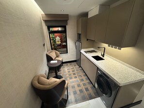 Superior Studio | Dapur peribadi | Peti sejuk, ketuhar gelombang mikro, dapur, cerek elektrik 