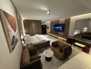 Minibar, in-room safe, desk, soundproofing - Sixty Three Hotel (Riyadh)