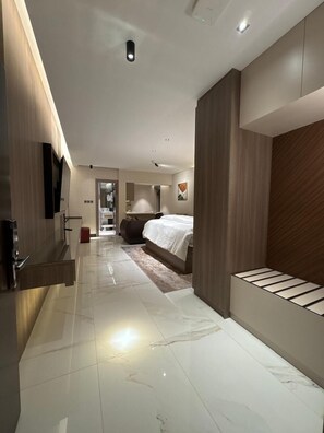 Minibar, caja de seguridad en la habitación y escritorio 