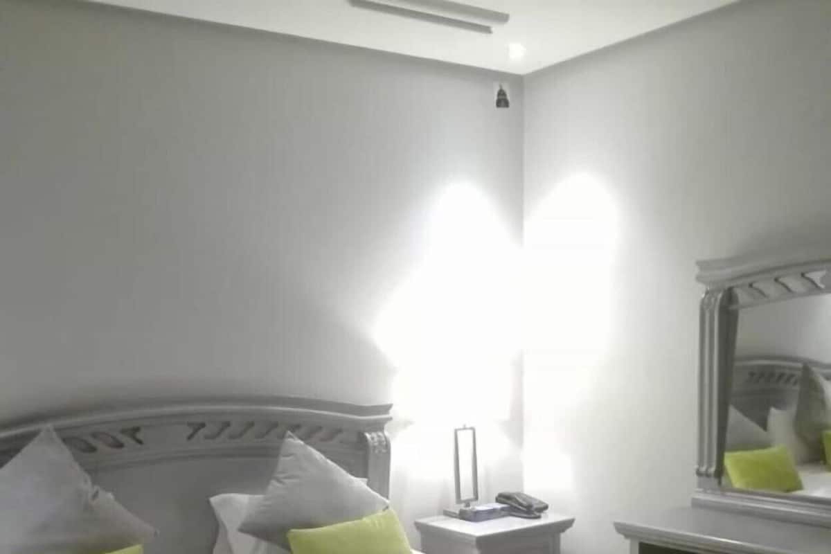 Minibar, caja de seguridad en la habitación y escritorio