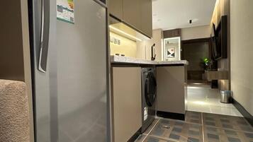 Executive Studio | Private kitchen | Fridge, microwave, stovetop, electric kettle