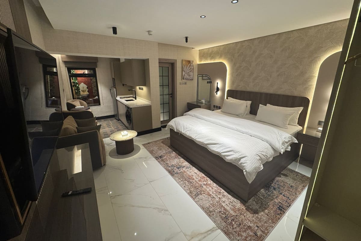 Superior Studio | 3 bedrooms, minibar, in-room safe, desk