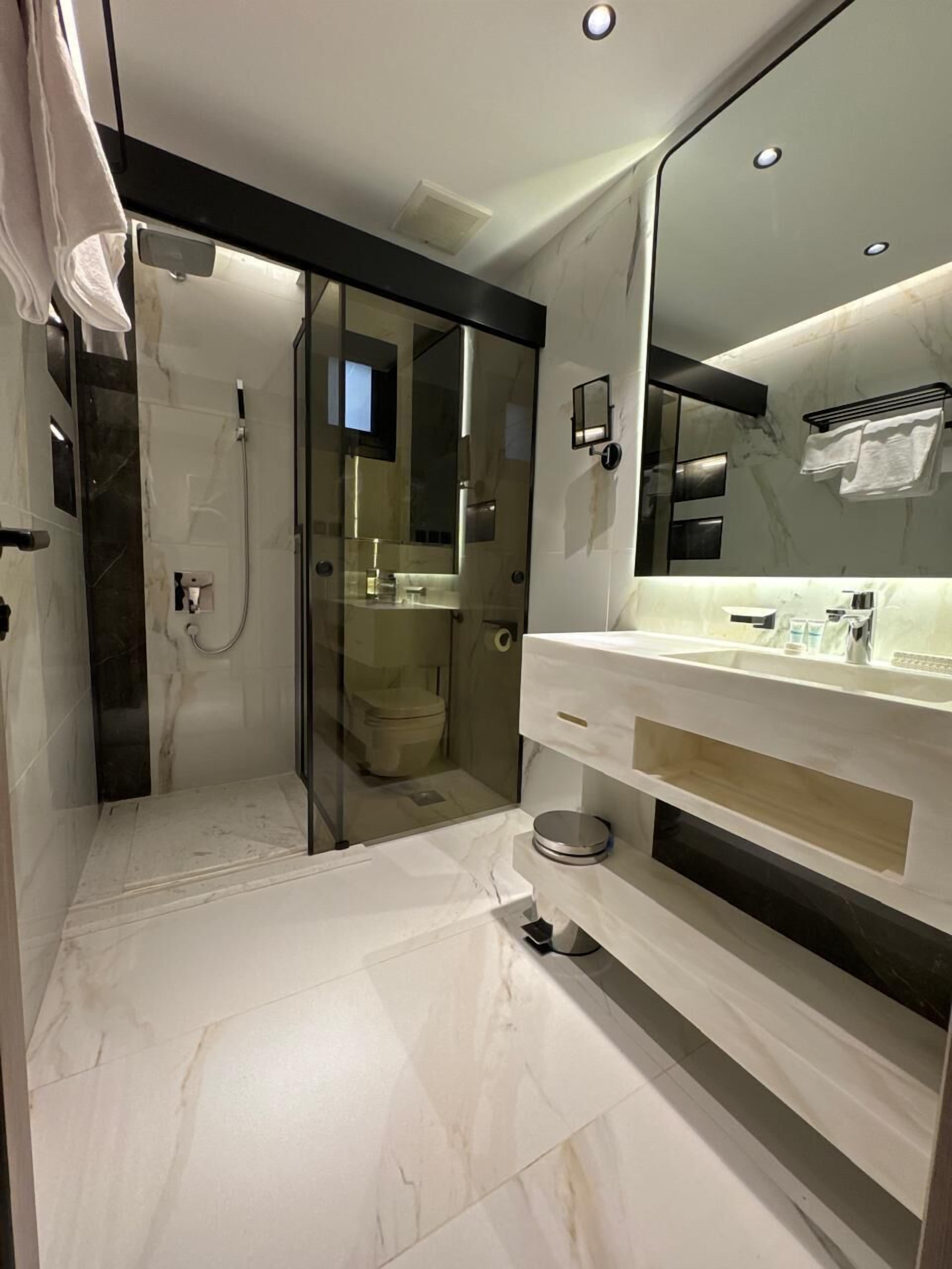 Executive suite, 1 slaapkamer | Badkamer | Gratis toiletartikelen, pantoffels, handdoeken