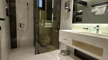 Suite Eksekutif, 1 kamar tidur | Kamar mandi | Perlengkapan mandi gratis, sandal,  dan handuk