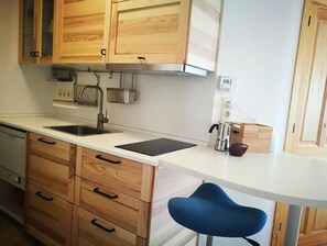 Frigorifero, microonde, forno, piano cottura