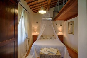 2 quartos, ferros/tábuas de passar roupa, berço de viagem