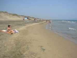 Beach nearby, beach towels - Villa Garibaldi. Beautiful mountain town in wine area ½ hour from Rome and beach (Cori)
