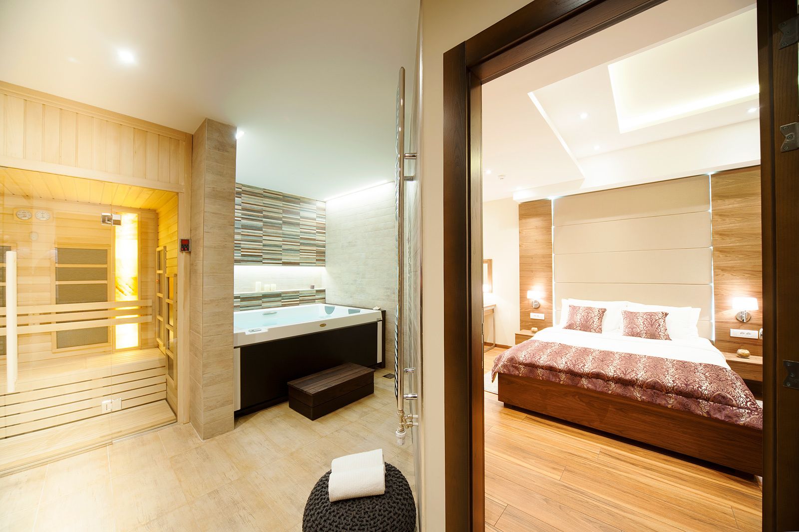 Deluxe Room | Living area | Flat-screen TV