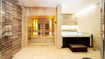 Deluxe Room | Bathroom | Shower, hair dryer, bathrobes, slippers