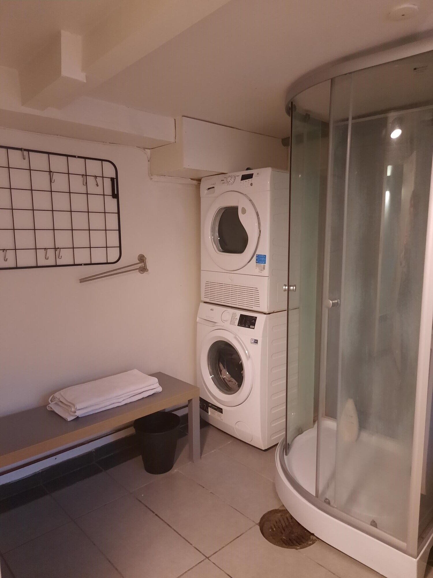 Dutxa, capçal de dutxa tipus cascada i tovalloles 