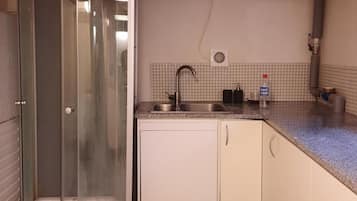 Shower, rainfall showerhead, towels