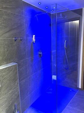 Bathroom shower - Hotel am Hafen (Cochem)