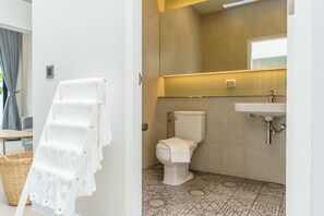 Shower, hair dryer, towels, soap - ART&ZEN Entire House @SUKHUMVIT39 BTS Phrompong (wattana)