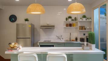 Réfrigérateur, micro-ondes, plaque de cuisson, cafetiÚre/bouilloire