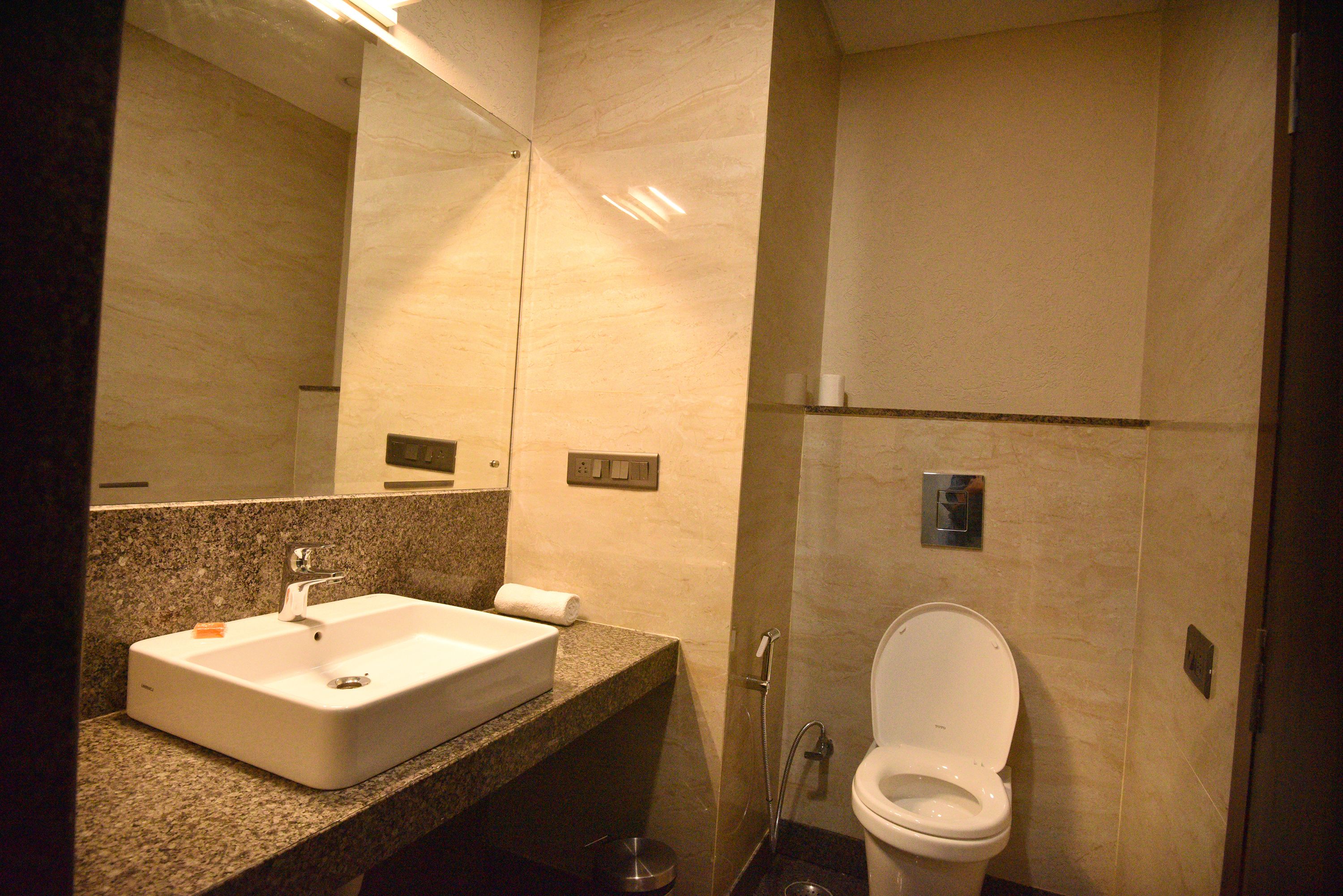 Un baño con lavabo, espejo, inodoro y ducha.